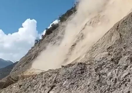 1 dead, 6 injured as massive landslide hits Jammu, Srinagar national highway...
